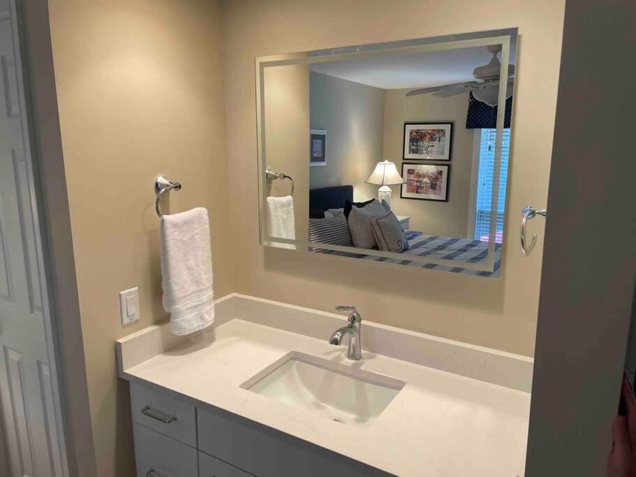 In The Heart Of Harbour Town 2Br 2Ba Pool Access Close To Beach 힐튼 헤드 아일랜드 외부 사진