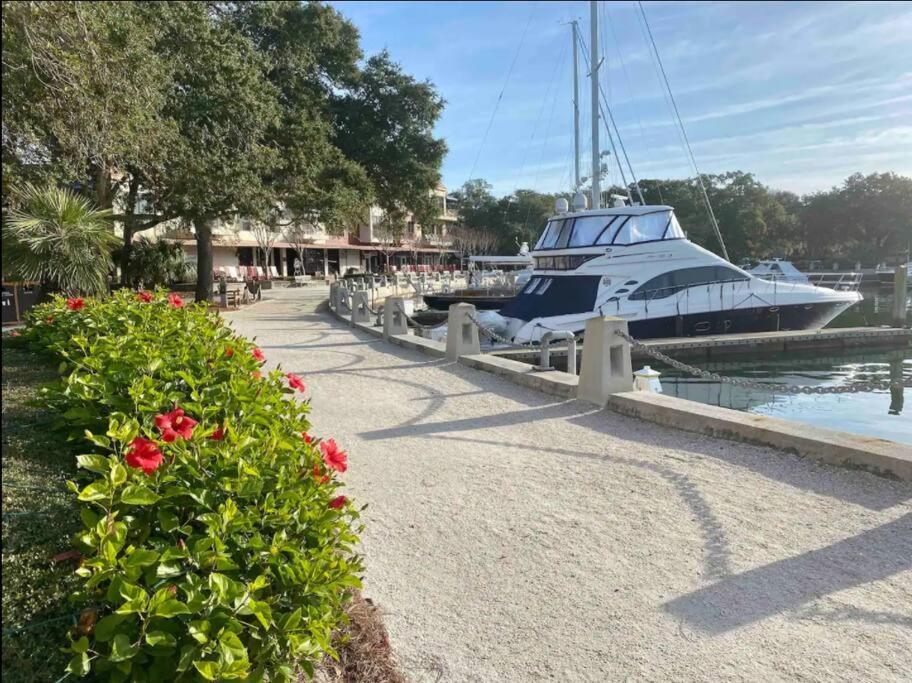 In The Heart Of Harbour Town 2Br 2Ba Pool Access Close To Beach 힐튼 헤드 아일랜드 외부 사진